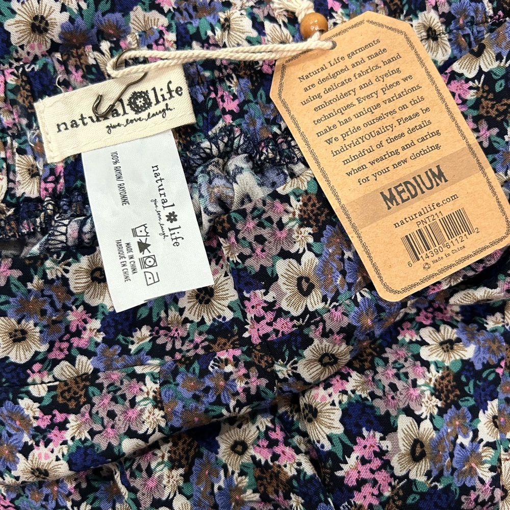 Natural Life flowered pants with flare bottoms - Picture 8 of 8